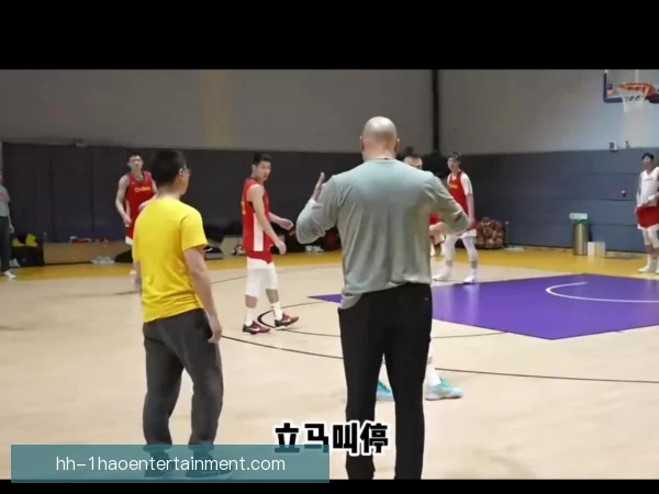 混编阵容教练组分工明确,临场指挥形成互补合力 混编阵容教练组分工明确,临场指挥形成互补合力